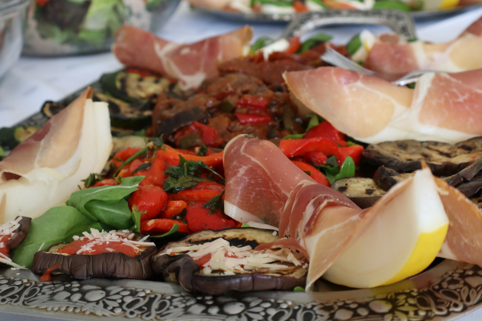 Antipasti de Villefranche-sur-Mer — aubergines grillées, burrata, charcuterie