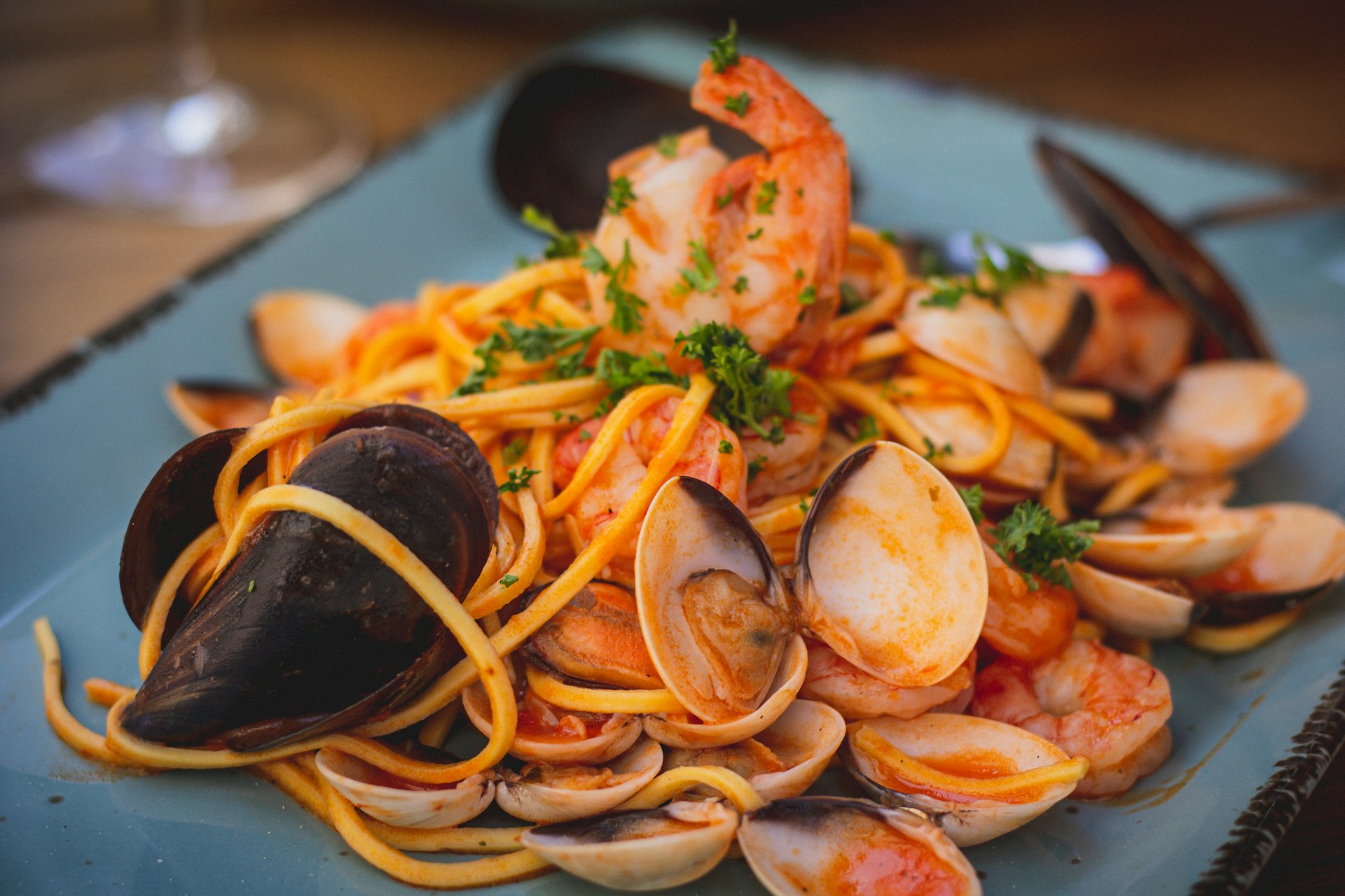 Fettuccini aux fruits de mer — moules, palourdes, calamars, crevettes, sauce tomate