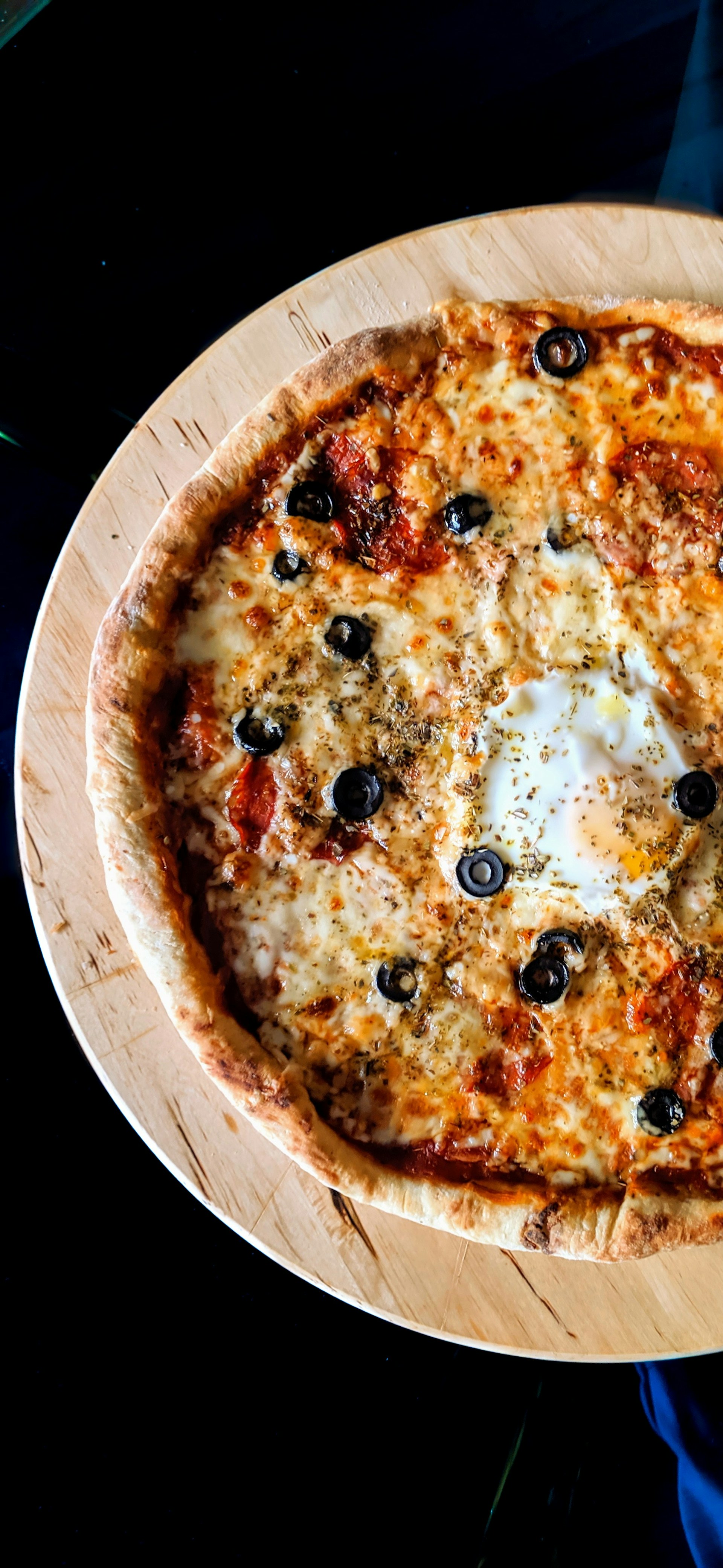 Pizza Trastevere — tomate, jambon, champignon, cantal, chorizo, œuf, origan