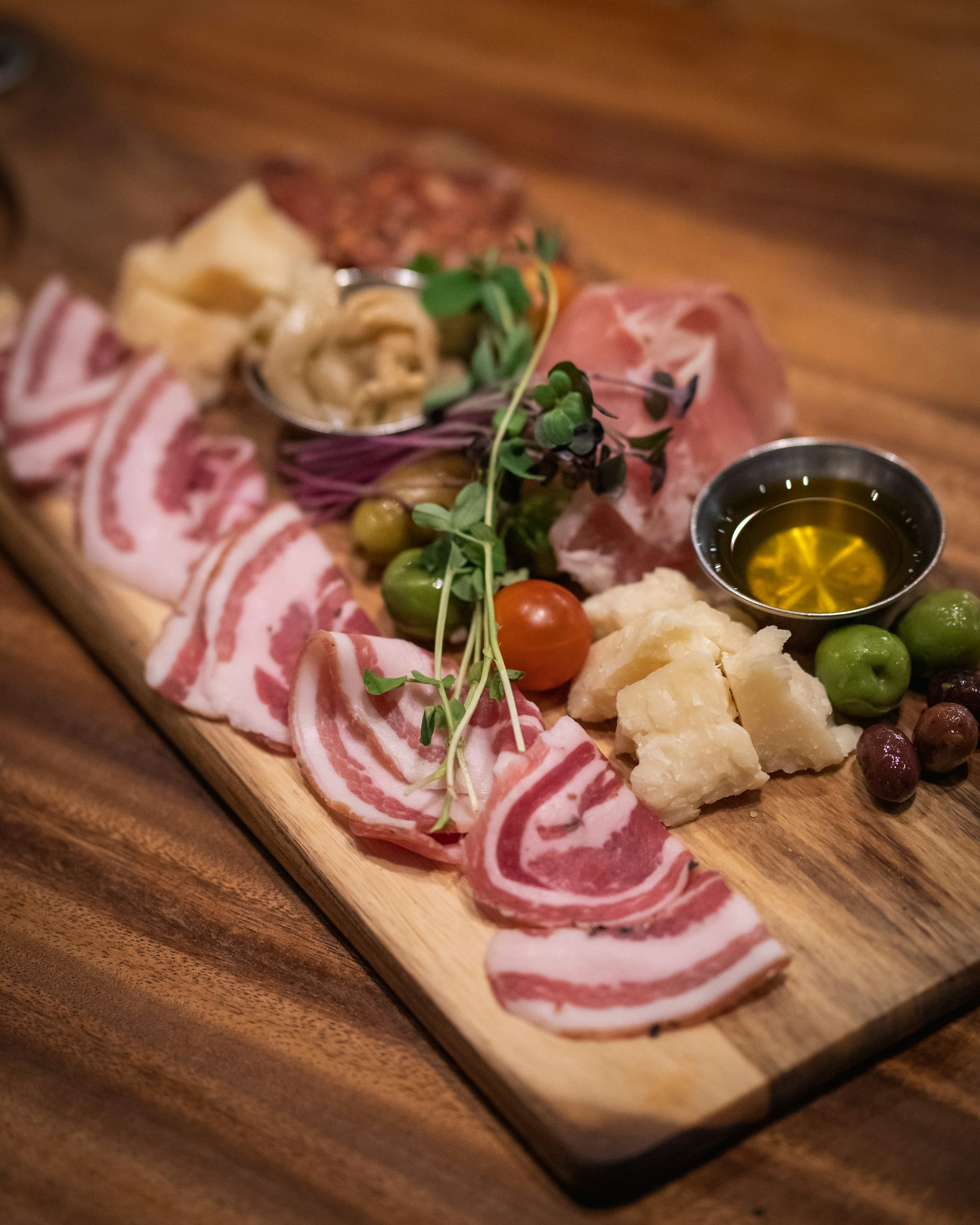 Pršut artisanal de Dalmatie — jambon fumé croate tranché à la planche